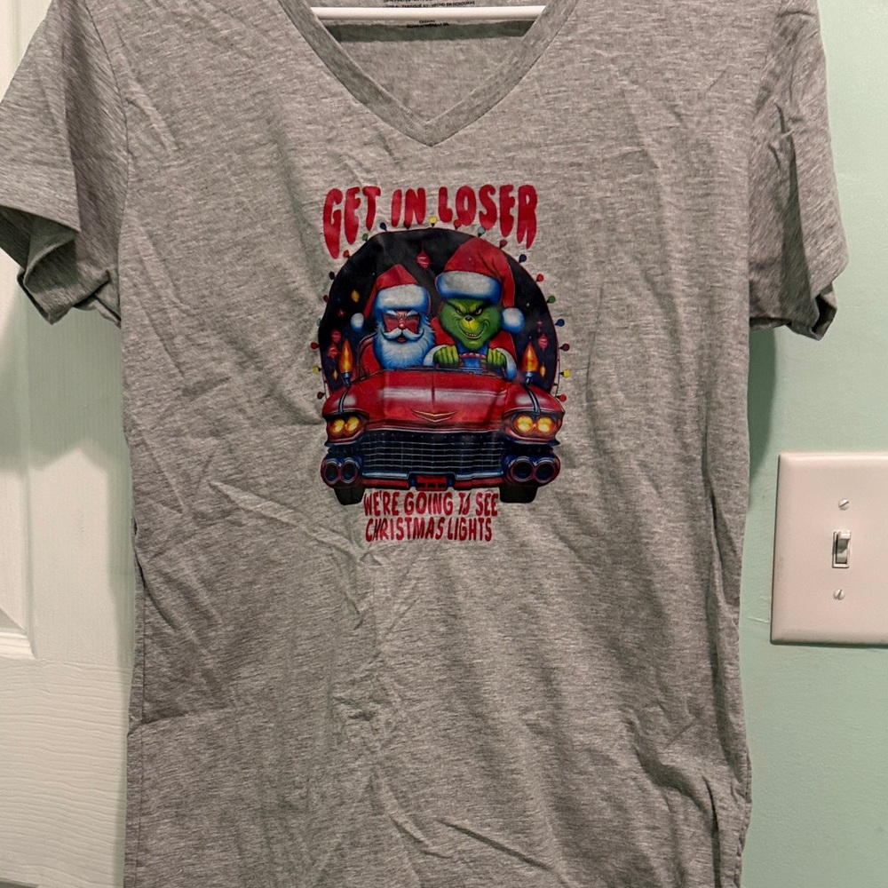 🌹Gray Graphic Tee‎ with Santa and Grinch. Get in loser. NWOT